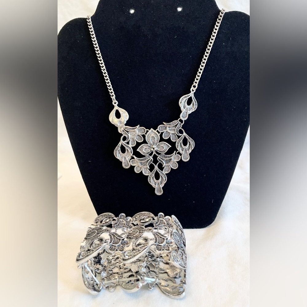 ** 2 For 20$ -- Silver Necklace and Bracelet Set